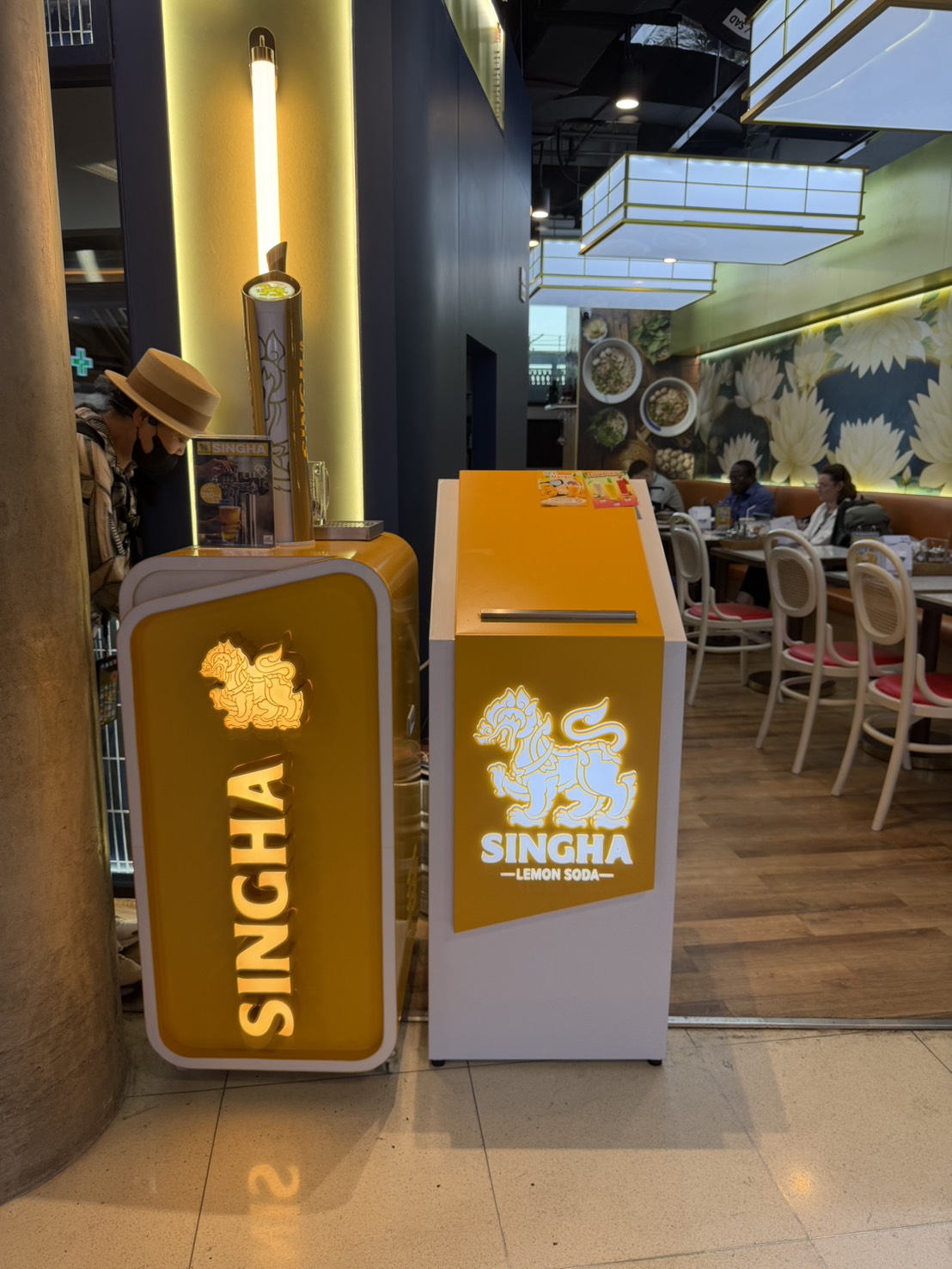 ตู้จ่ายเบียร์สิงห์และตู้โซดามะนาวสิงห์พร้อมไฟ LED สีทองในร้านอาหารไทย