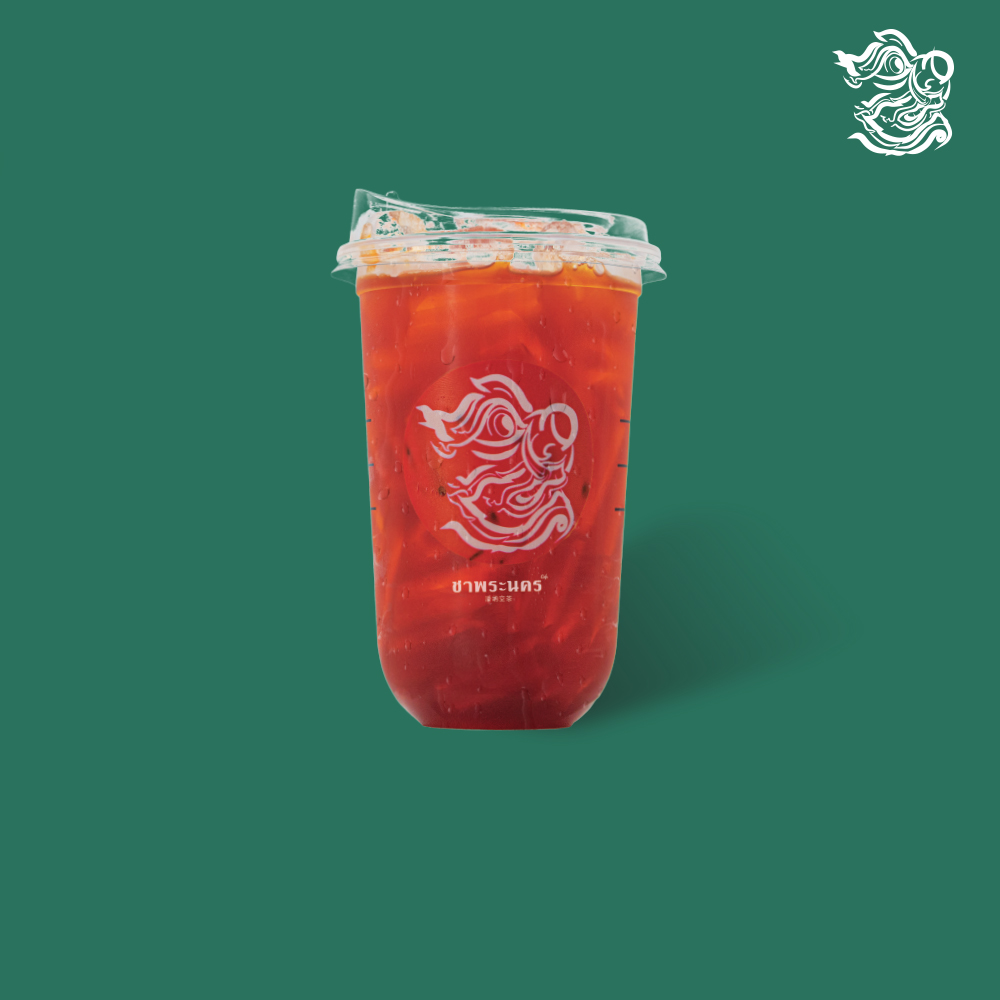 ชาพระนคร ชาไทยเย็นสีส้มแดงในแก้วพลาสติกใส มีโลโก้รูปสิงห์สีขาวบนแก้ว พื้นหลังสีเขียว