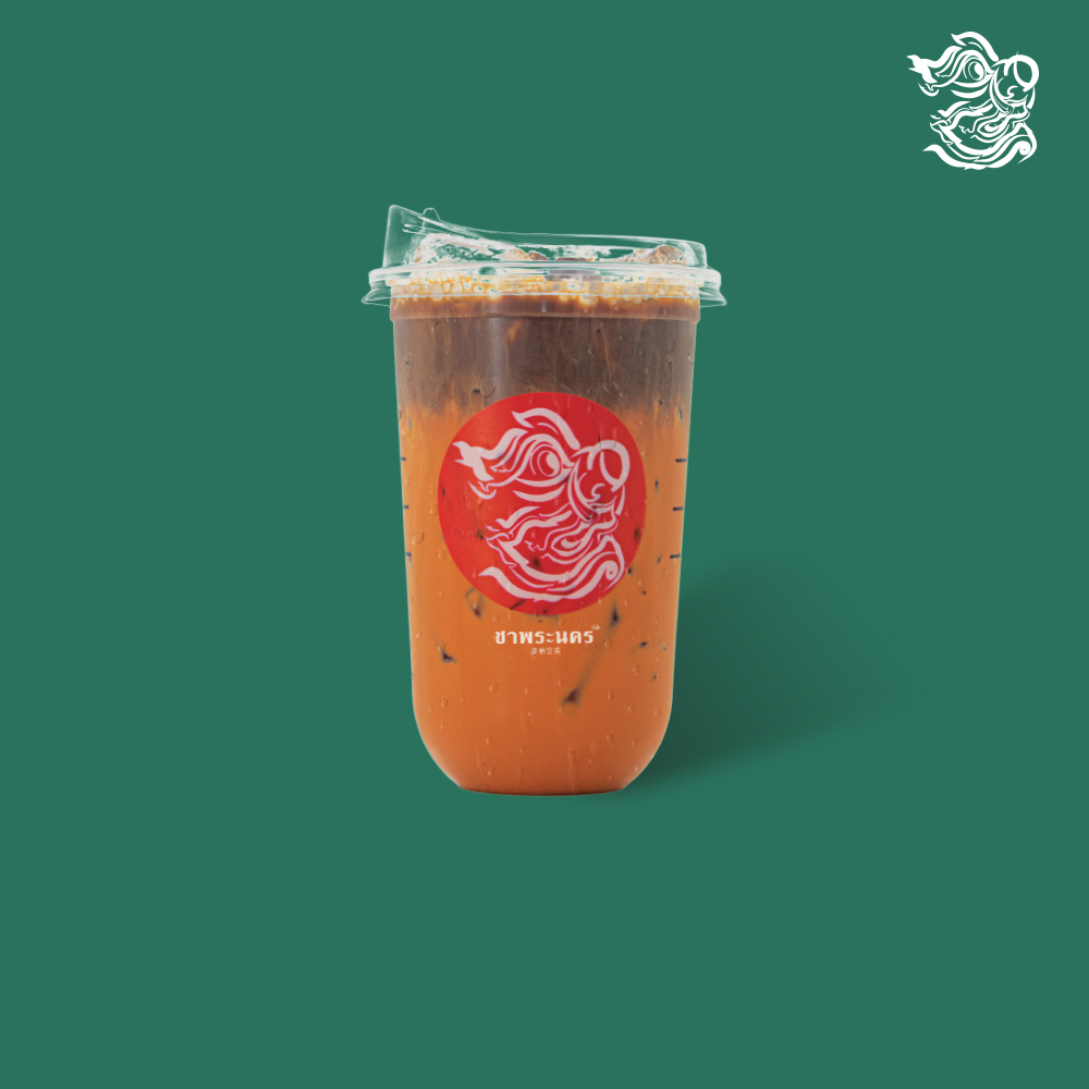 ชาไทยเย็นในแก้วพลาสติกจากร้านชาพระนคร พร้อมโลโก้สีแดงรูปสิงห์ บนพื้นหลังสีเขียว