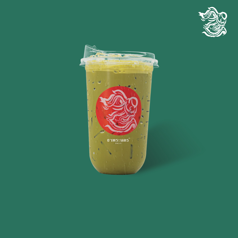 ชาเขียวเย็นใส่นมในแก้วพลาสติกแบรนด์ชาพระนคร บนพื้นหลังสีเขียว