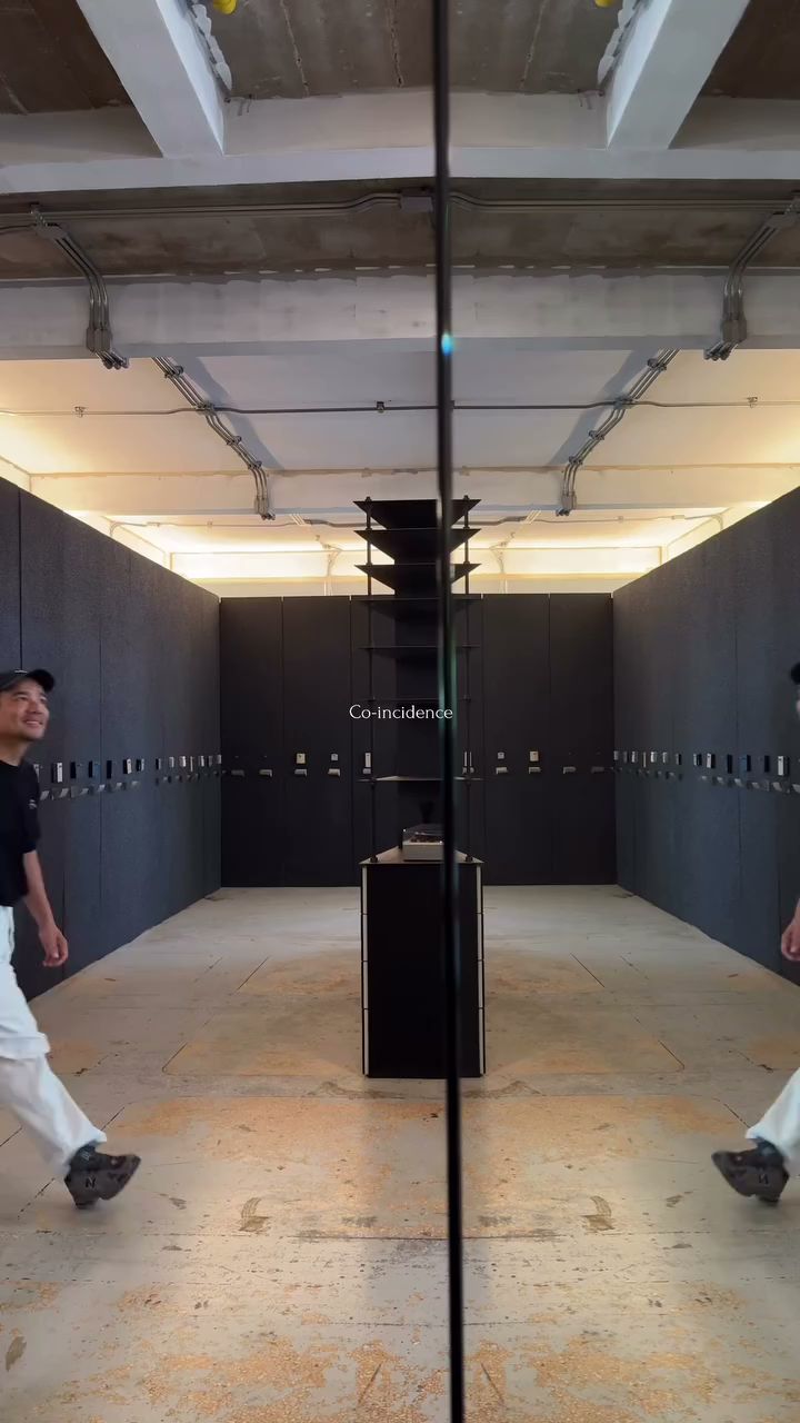 ภายในร้าน Co-incidence ตกแต่งโทนสีดำพร้อมกระจกสะท้อนสร้างมิติ มีชั้นวางของตรงกลางและผนังสีเข้มสไตล์อินดัสเทรียล