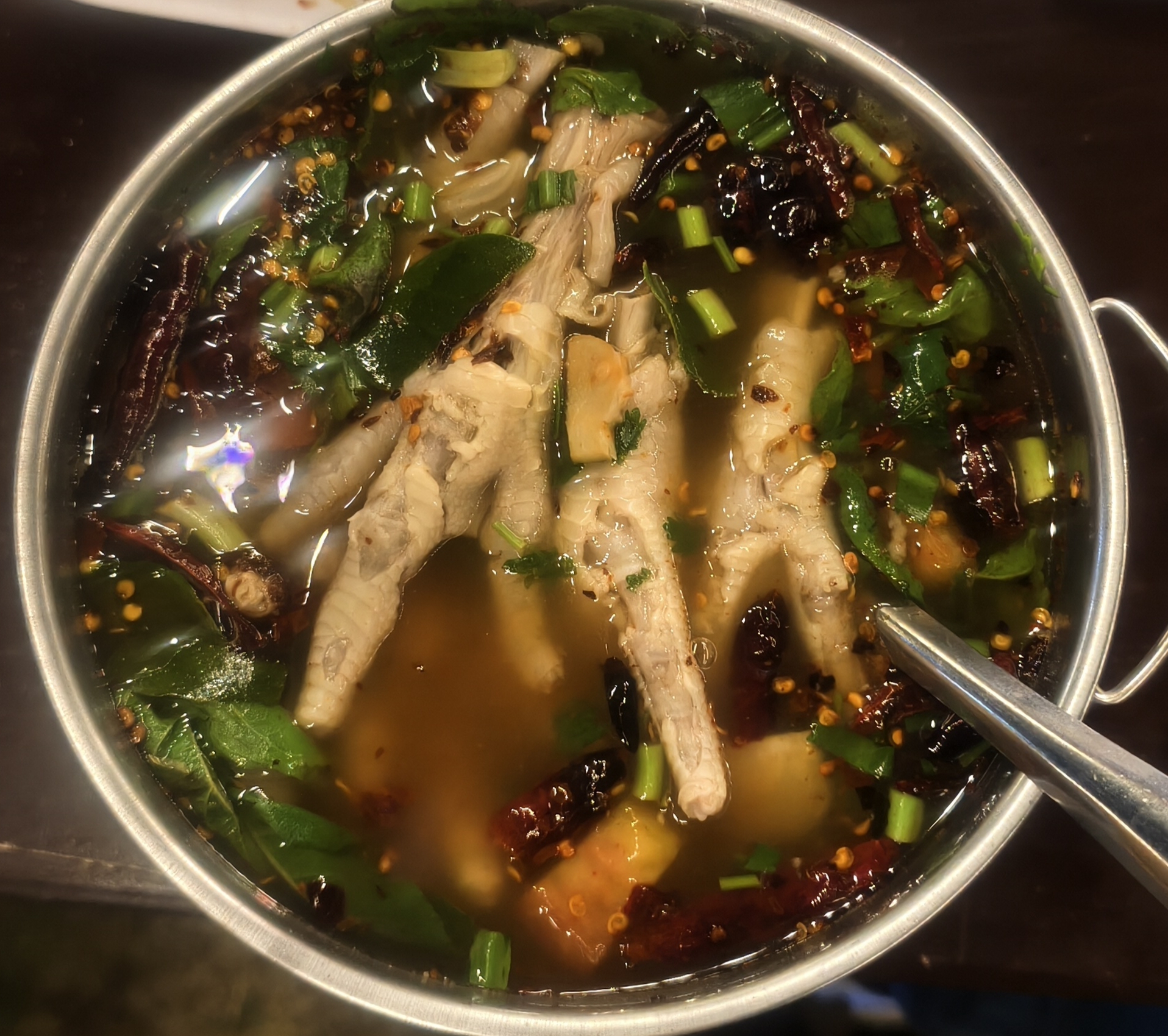 หม้อซุปตีนไก่ต้มพริกแห้งและผักชีในหม้อสแตนเลส