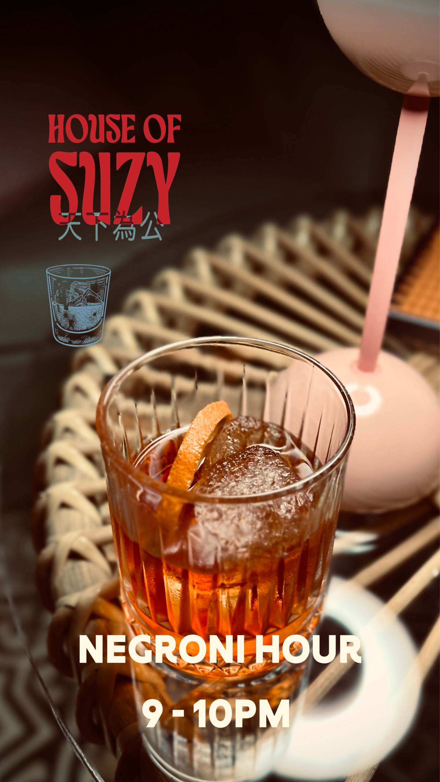 โปรโมชั่น Negroni Hour ที่ House of Suzy เครื่องดื่มค็อกเทลเนโกรนีในแก้วใสพร้อมน้ำแข็งและเปลือกส้ม วางบนถาดจักสานหวาย ช่วงเวลา 9-10 โมงเย็น