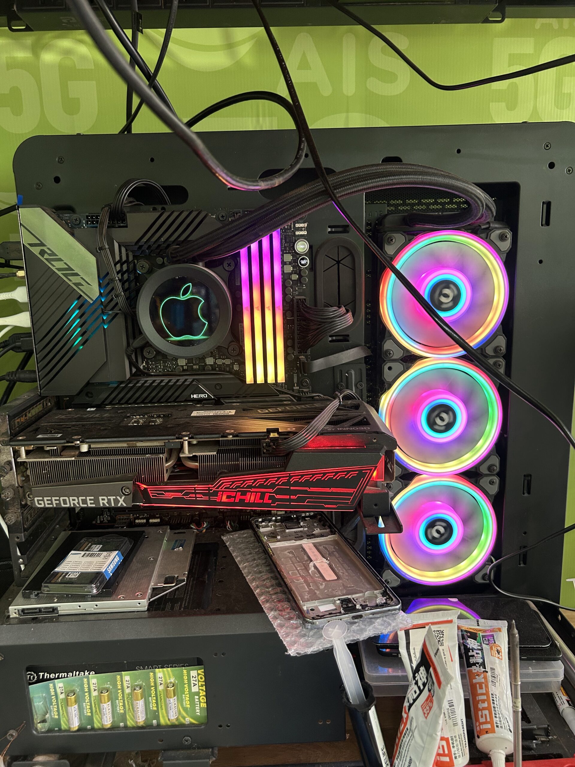 เครื่องคอมพิวเตอร์เกมมิ่งพีซีที่มีการ์ดจอ GeForce RTX พัดลม RGB สีสันสดใส และชิ้นส่วนคอมพิวเตอร์ต่างๆ