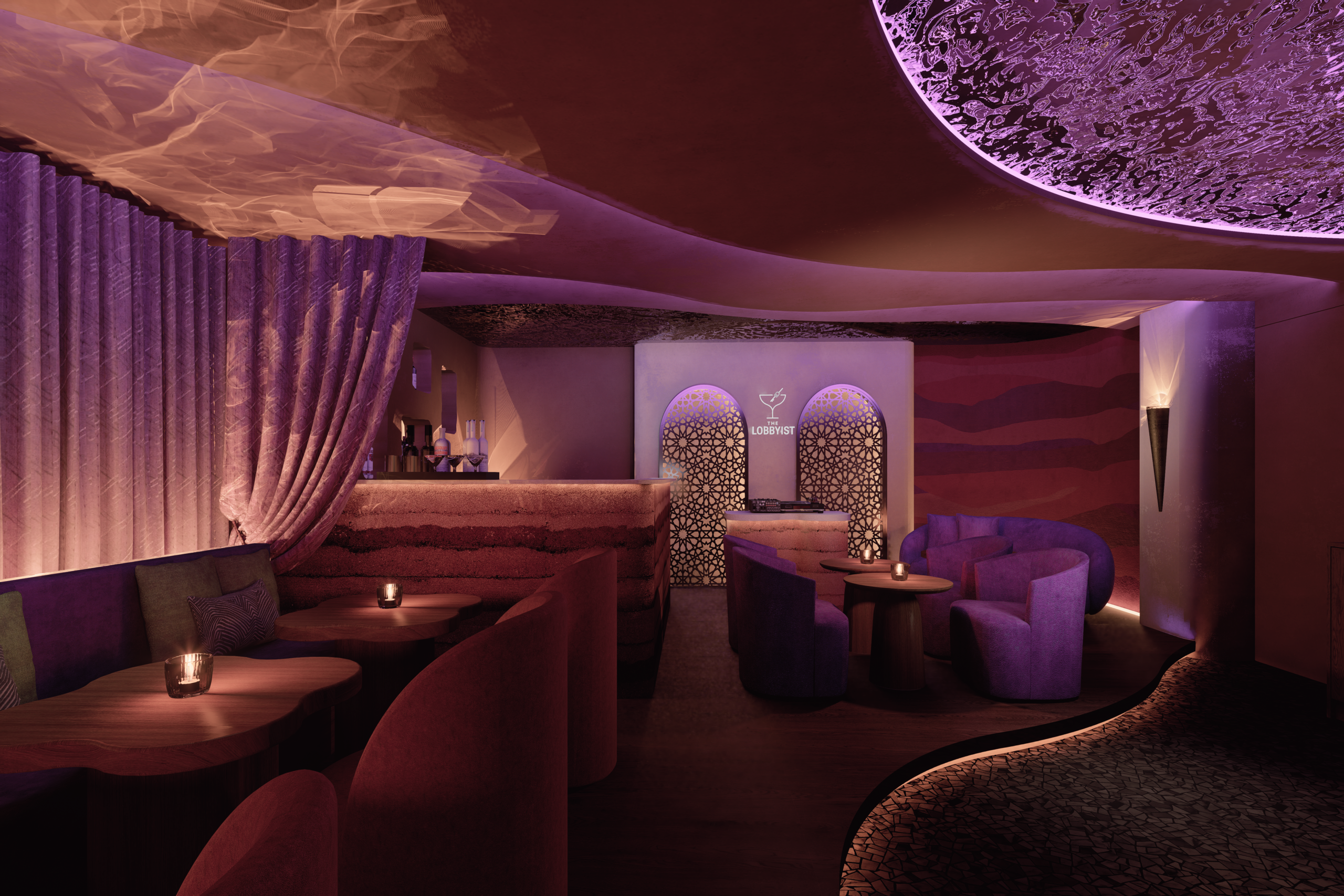 บาร์เลานจ์ The Lobbyist ตกแต่งด้วยโทนสีม่วงและชมพู มีที่นั่งโซฟากำมะหยี่ ผ้าม่านสีม่วง แสงไฟสลัว และซุ้มโค้งลายฉลุสไตล์อาหรับ