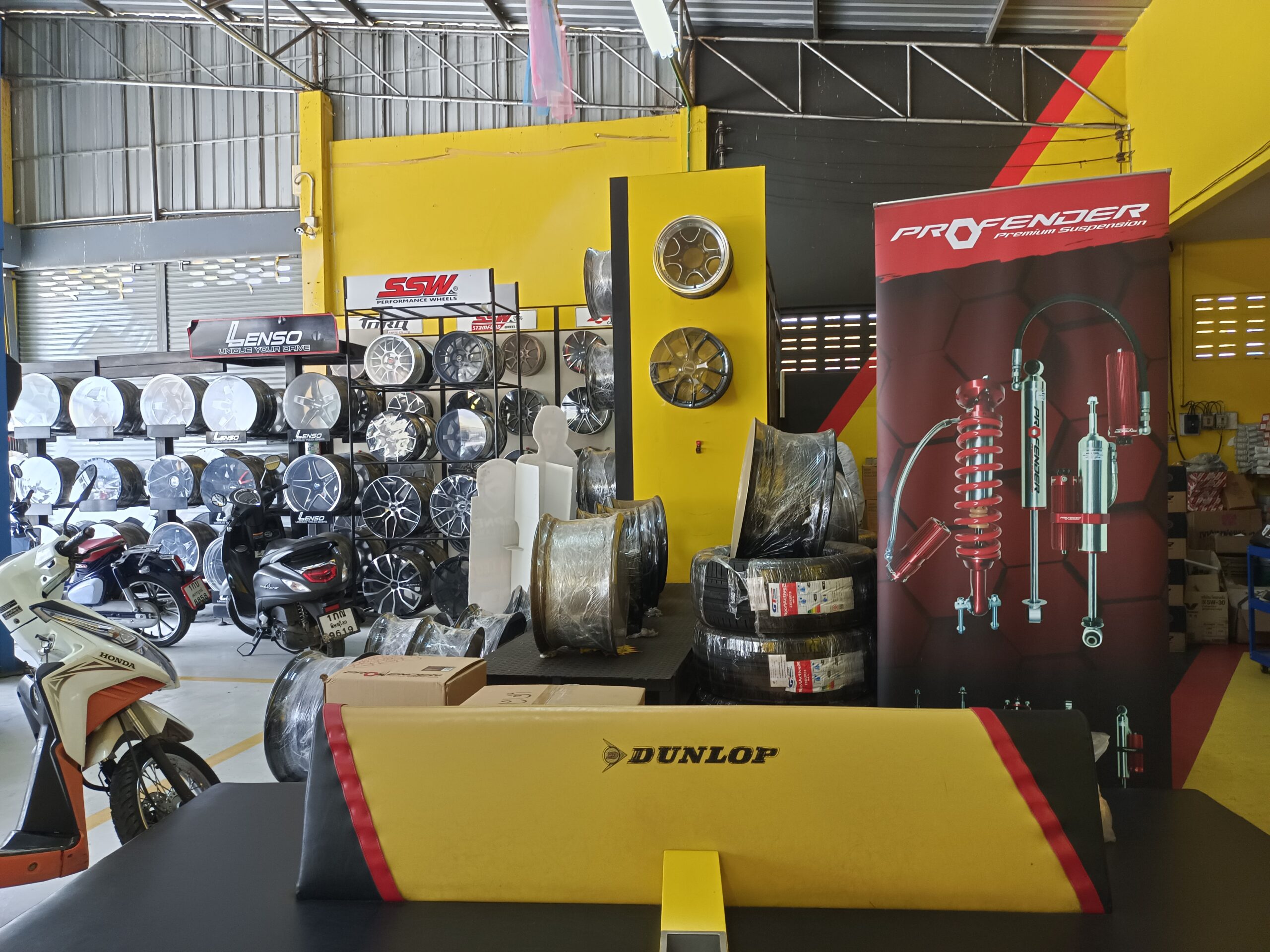 ร้านจำหน่ายล้อแม็กและอะไหล่รถยนต์ มีล้อแม็กหลายรุ่นจาก Lenso SSW โช้คอัพ Profender และยาง Dunlop
