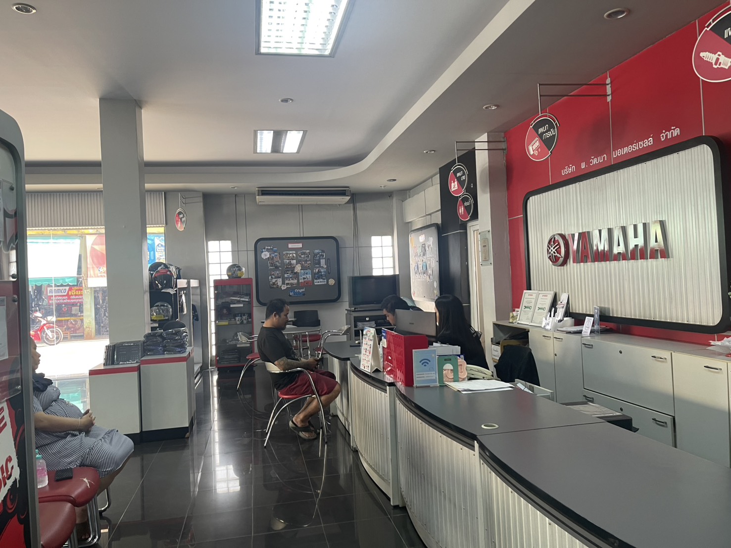 ภายในศูนย์บริการยามาฮ่า พ.วัฒนา มอเตอร์เซลล์ จำกัด มีเคาน์เตอร์บริการลูกค้าและพนักงานให้บริการ