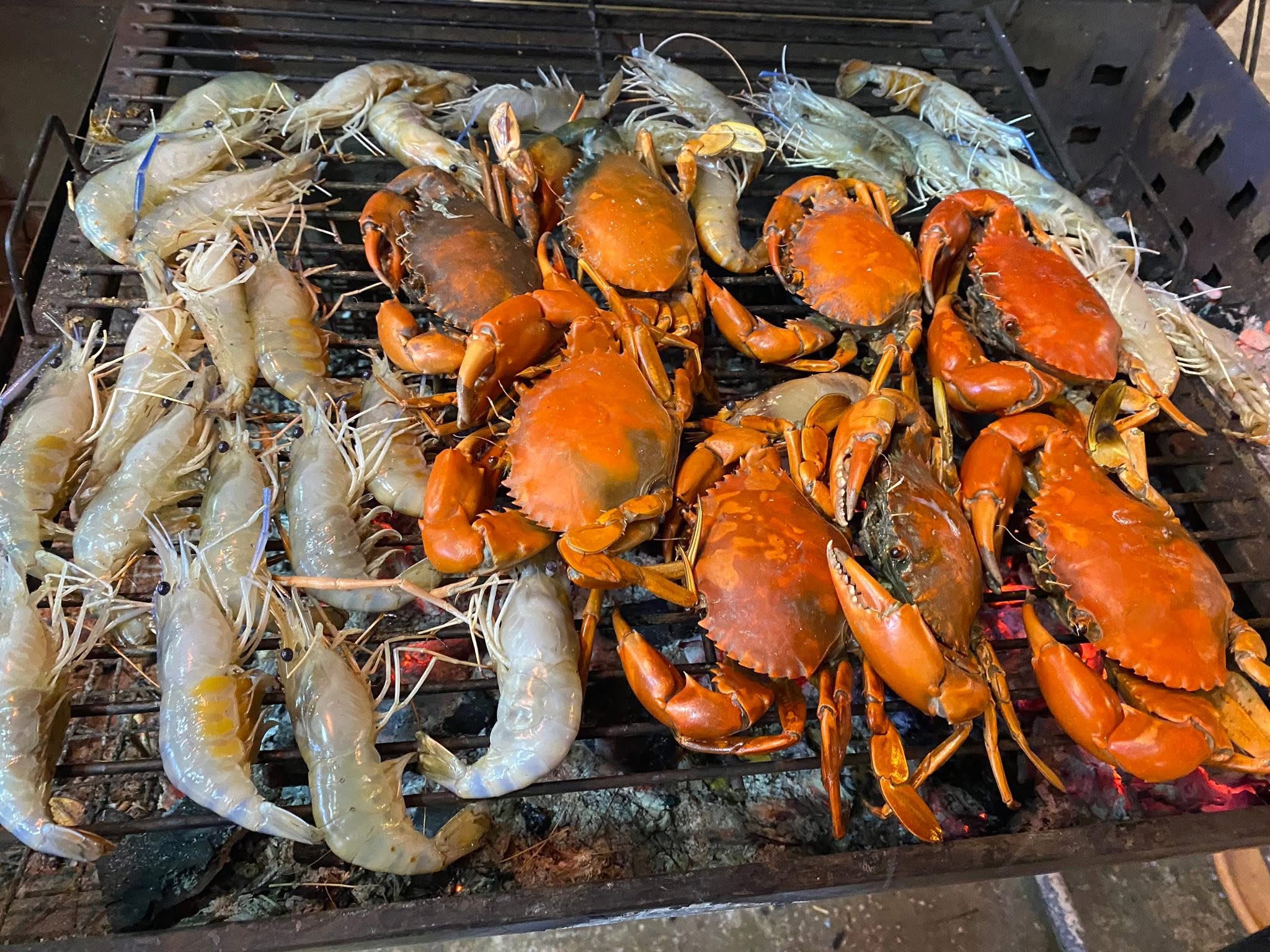 ปูและกุ้งสดย่างบนเตาถ่านร้อน อาหารทะเลเมนูเด็ดบนตะแกรงย่าง