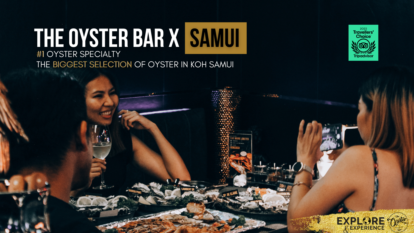บรรยากาศร้าน The Oyster Bar X Samui กับลูกค้าสาวๆ กำลังนั่งทานหอยนางรมและดื่มไวน์ขาว พร้อมรางวัล Travellers' Choice 2022 จาก Tripadvisor